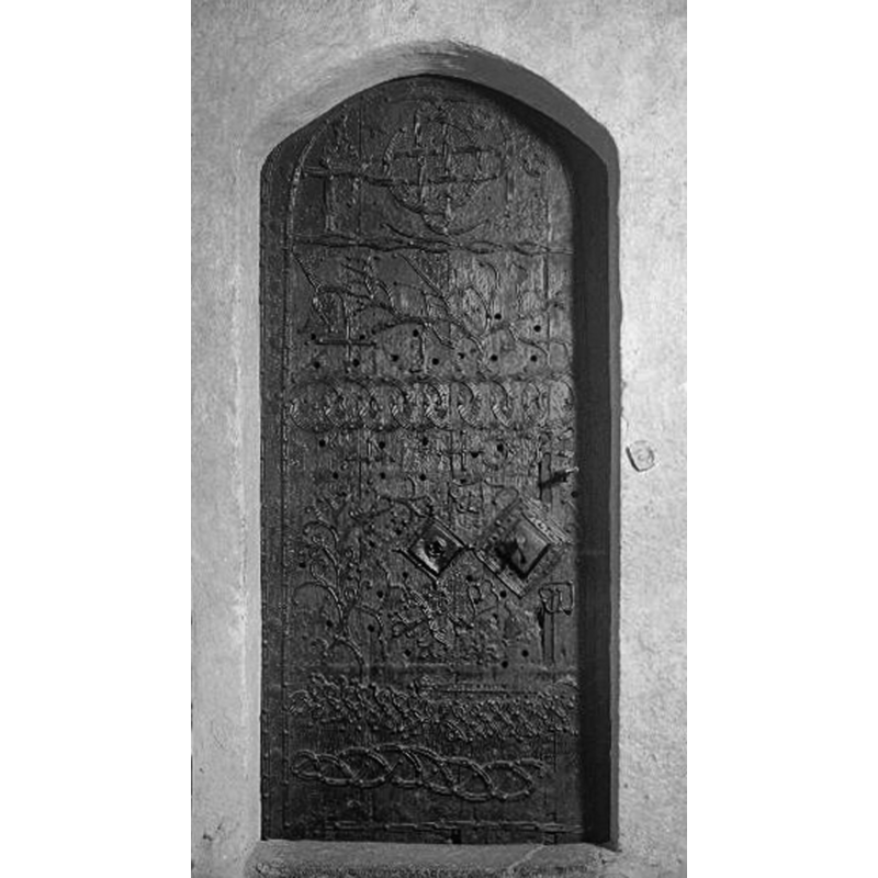 Source caption: "Brahekyrkan [...] Sakristiedörren, järnbeslagen, 1100-tal, troligen tidigare i Ströja kyrka som ingångsdörr."