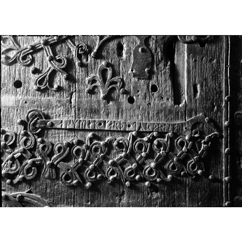 Source caption: "Brahekyrkan [...] Sakristiedörren, järnbeslagen, 1100-tal, troligen tidigare i Ströja kyrka som ingångsdörr, detalj av järnbeslag med runinskrift."