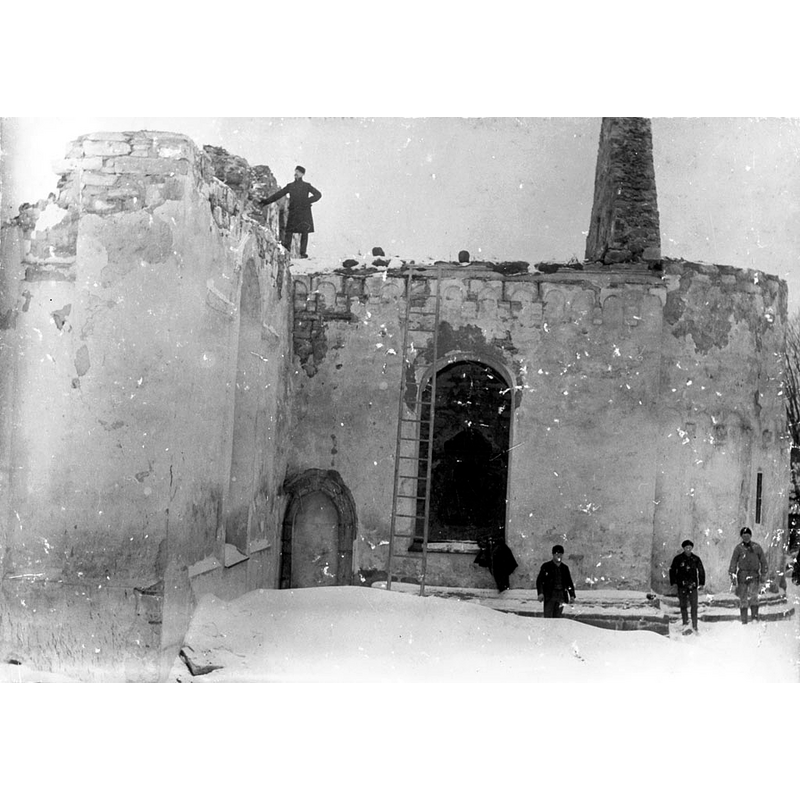 Source caption: "People at the ruins of Gränna Church, destroyed by fire in 1889. The church, from the 12th century, was rebuilt in 1895. Format: Silver gelatin print"