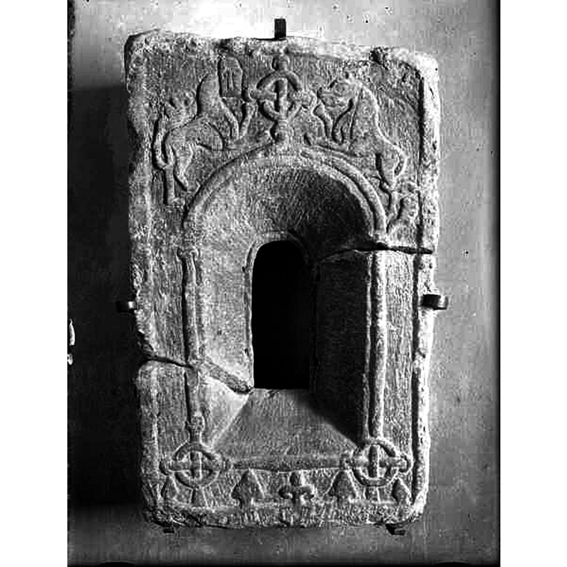 Source caption: "Fönsterinramning av sandsten från Gränna gamla kyrka."