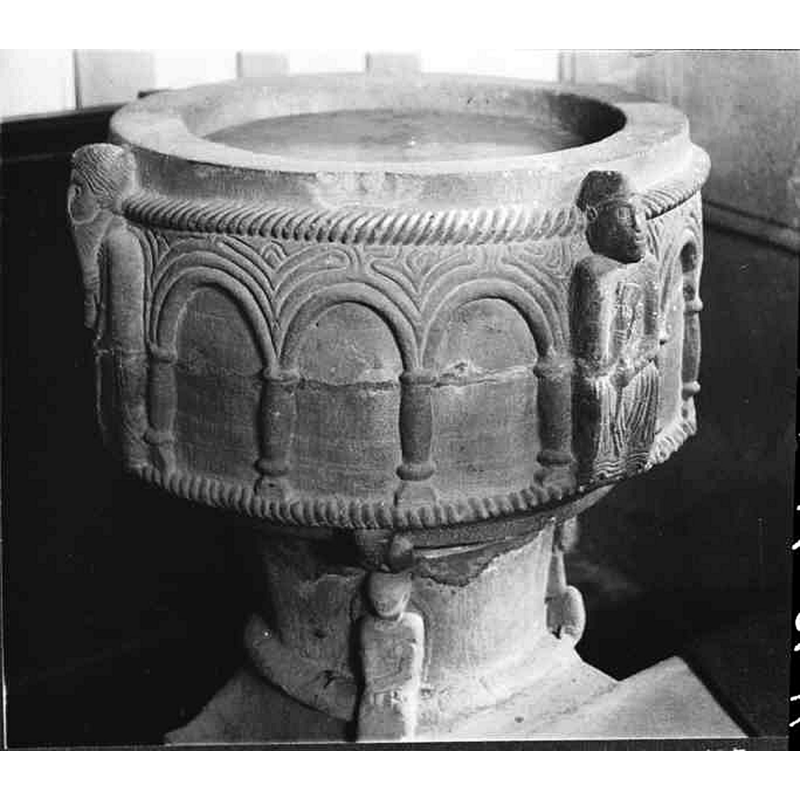 Source caption: "Lommaryds kyrka [...] Dopfunt av sandsten, 1100-talet." -- the medieval font in the new 1890s church