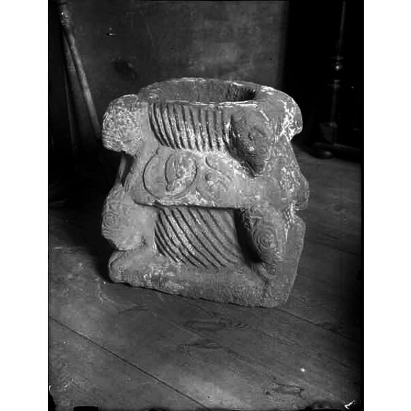 Source caption: "Näsby kyrka [...] Dopfunt, sandsten, 1200-tal."