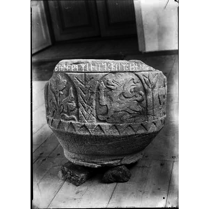 Source caption: "Pjätteryds kyrka [...] Dopfunt av sandsten."