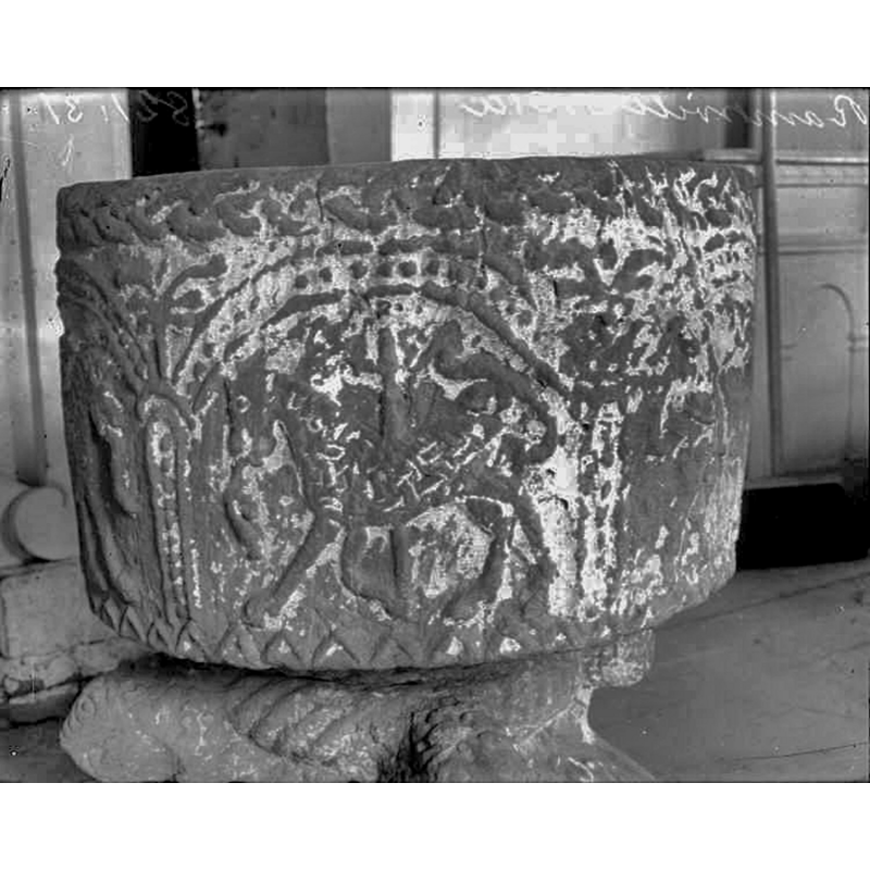 passant to the left; anatomically undistinguishable from the lions