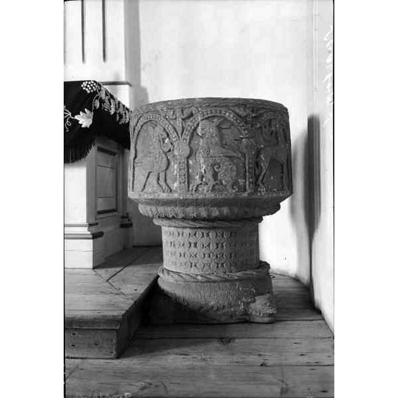 Source caption: "Svarttorps kyrka [...] Dopfunt, medeltida."