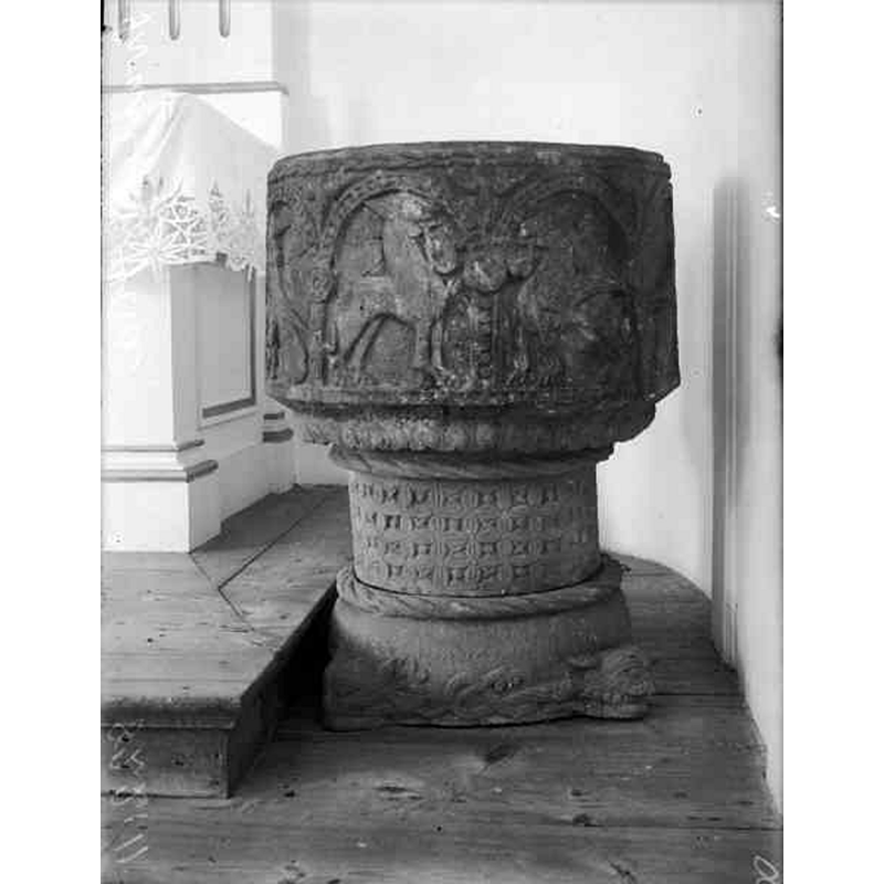 Source caption: "Svarttorps kyrka [...] Dopfunt, medeltida."