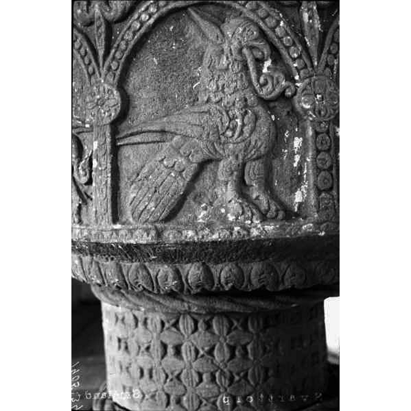Source caption: "Svarttorps kyrka [...] Dopfunt, medeltida. Detalj av bildfris på cuppan."
