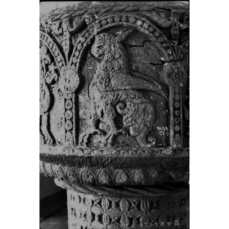 Source caption: "Svarttorps kyrka [...] Dopfunt, medeltida. Detalj av bildfris på cuppan."