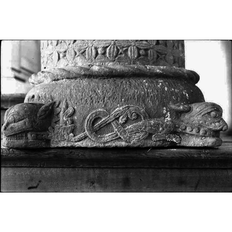 Source caption: "Svarttorps kyrka [...] Dopfunt, medeltida. Detalj av foten." -- two of the four animal heads are visible here
