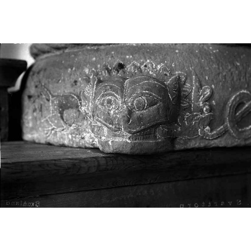 Source caption: "Svarttorps kyrka [...] Dopfunt, medeltida. Detalj av foten." -- one of the four animal heads is visible here