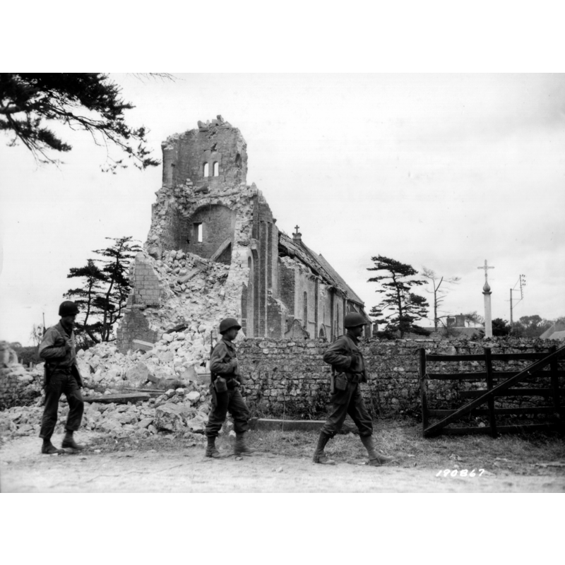 Source caption: "Trois soldats américains passent devant l'église Notre-Dame de l'Assomption de Colleville-sur-Mer dont le clocher est entièrement pulvérisé." The https://collevillesurmer.fr/eglise/ site notes: "En 1944, l’église sera en partie détruite par un destroyer américain pendant le débarquement, tout particulièrement le clocher car y étaient positionnés sept soldats allemands qui observaient le rivage et communiquaient les données de tirs aux batteries.
La reconstruction de l’église sera menée de 1946 à 1951".