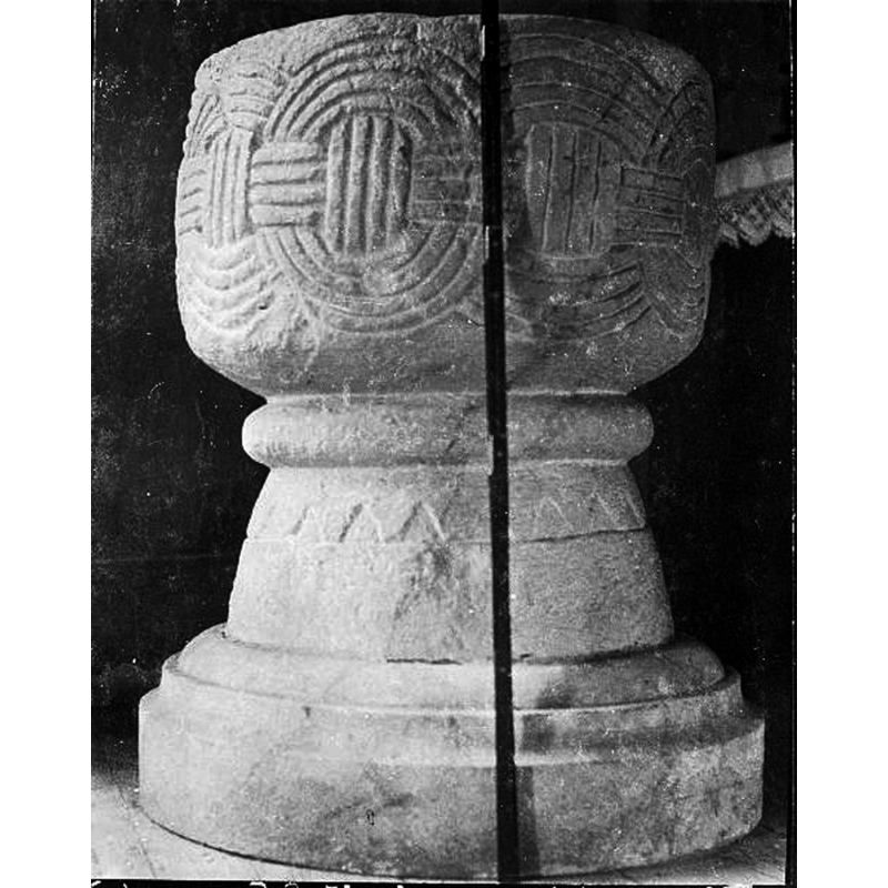 Source caption: "Södra Hestra kyrka [...] Dopfunt, 1200-talets början." -- showing the font with the additional wooden lower base at this time in 1911