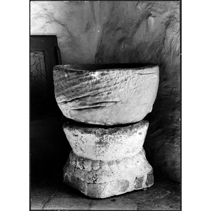 Source caption: "Torpa kyrka [...] Dopfunt, sandsten, två block, skaftet krönt av en repstav, 1100-talet."