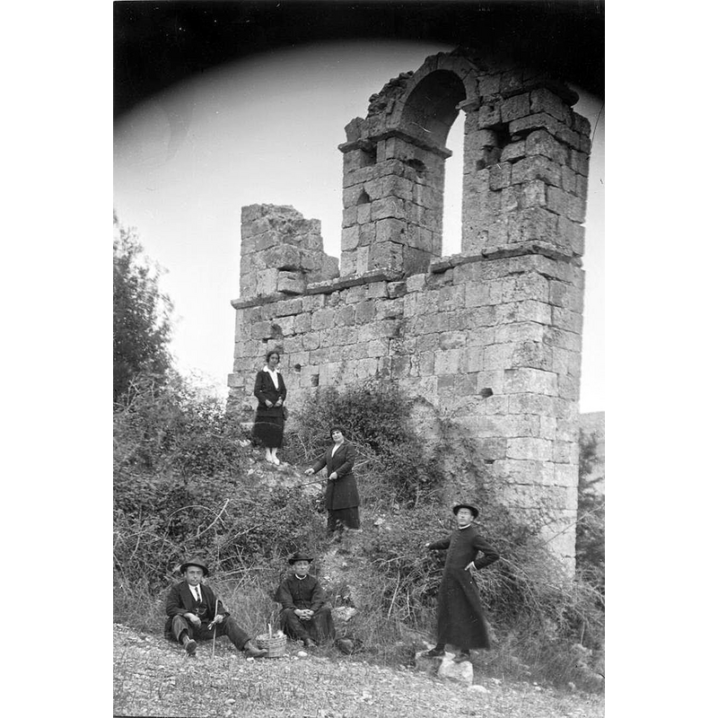 Source caption: "Espadaña de Monasteruelo, hacia 1930"