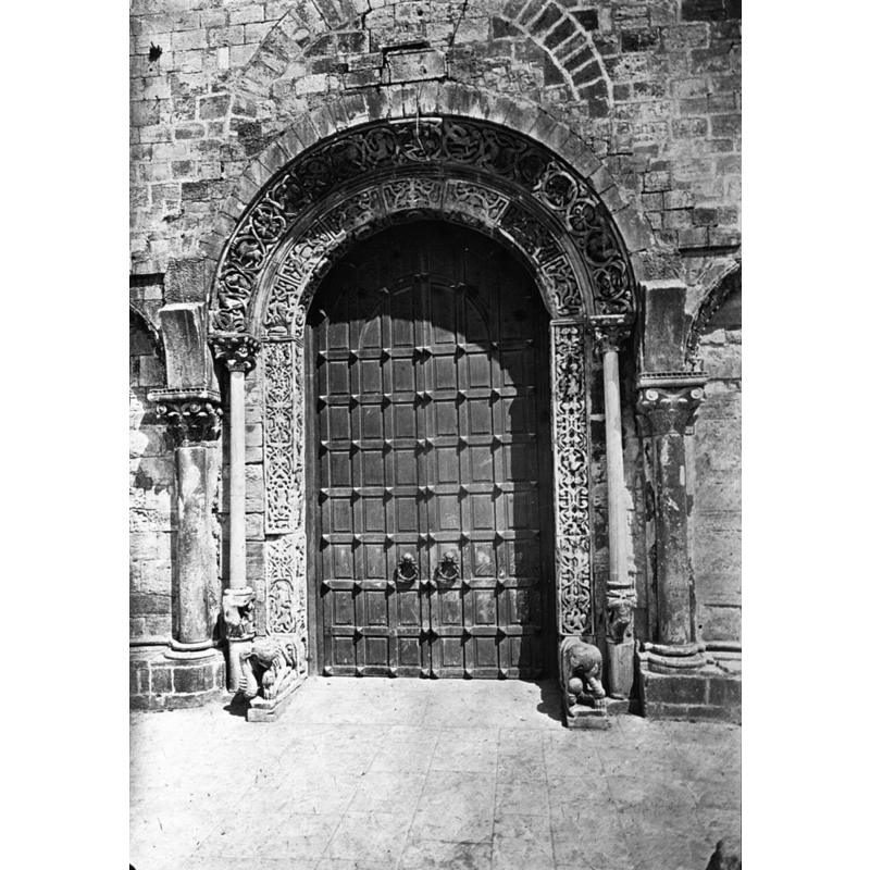 Source caption: " Cathedral, Trani, Italy, 1895?. Trani; Cathedral main portal front view [exterior]. Brooklyn Museum Archives, Goodyear Archival Collection (S03_06_01_026 image 3278). Before 1923"