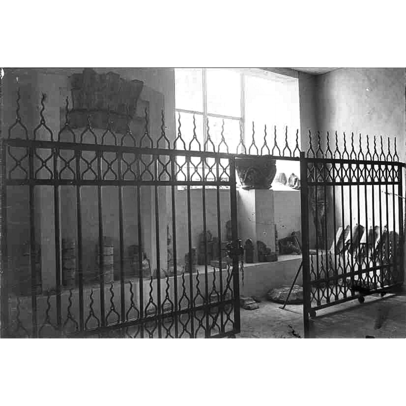 Source caption: "Mariefreds kyrka [...] Detalj av inventarier och byggnadsmatrial." -- is that the decorated basin of an early font or a large capital on the right pillar?