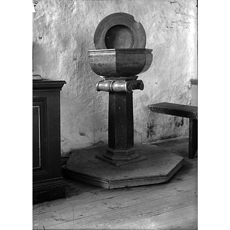 Source caption: "Dopfunt av kalksten från 1633."