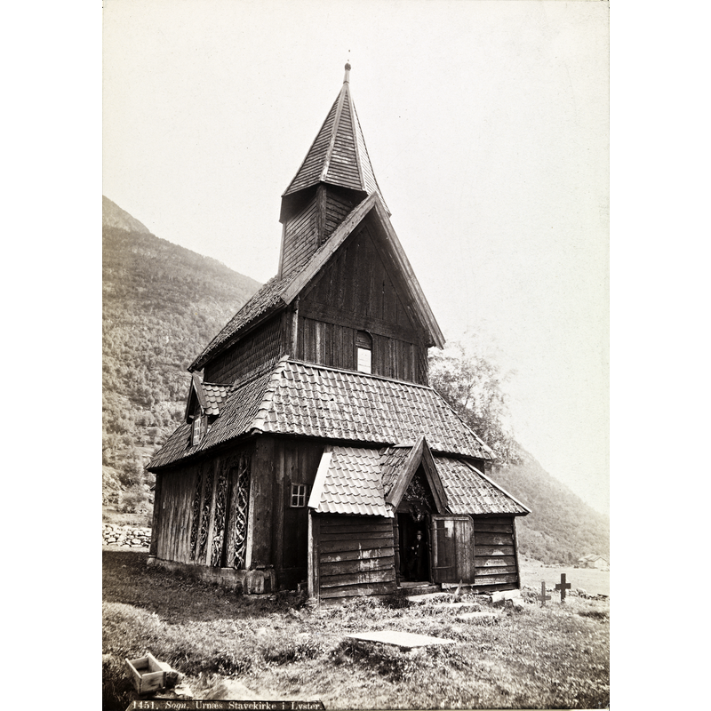 Source caption: "Kirken regnes som Norges eldste bevarte stavkirke, og står på UNESCOs Liste over verdens kultur- og naturarv. Stavkirken er bygd ca. 1130–40 (kilde: snl.no)."
