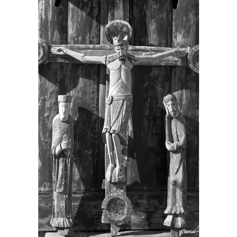 Source caption: "Urnes stavkirke i Solvorn, Sogn og Fjordane. Kalvariegruppen fotografert utenfor kirken. Urneskrusifikset med sidefigurene Maria og Johannes i Urnes stavkirke. Fra 1100-tallet." -- notice the typical signs of grief in the two side figures