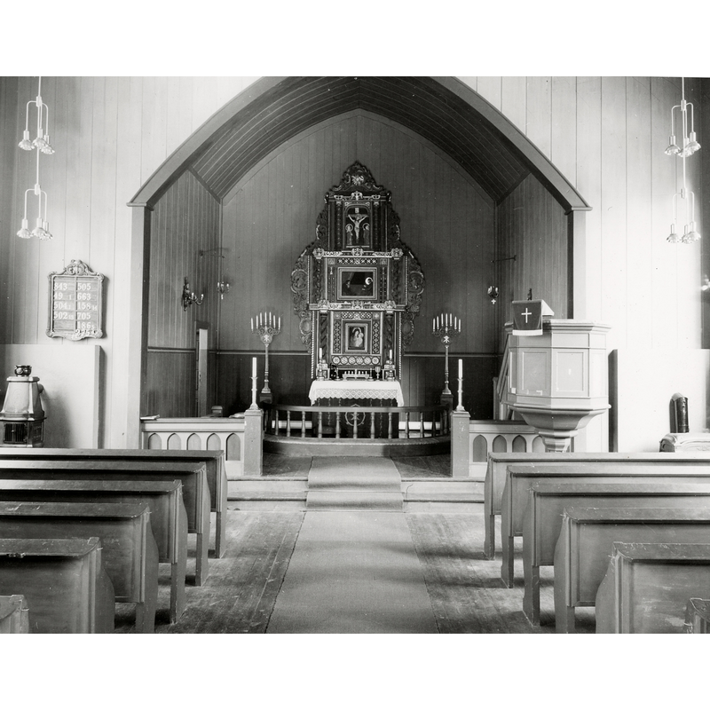 Source caption: " Interiør i Veggli kirke."