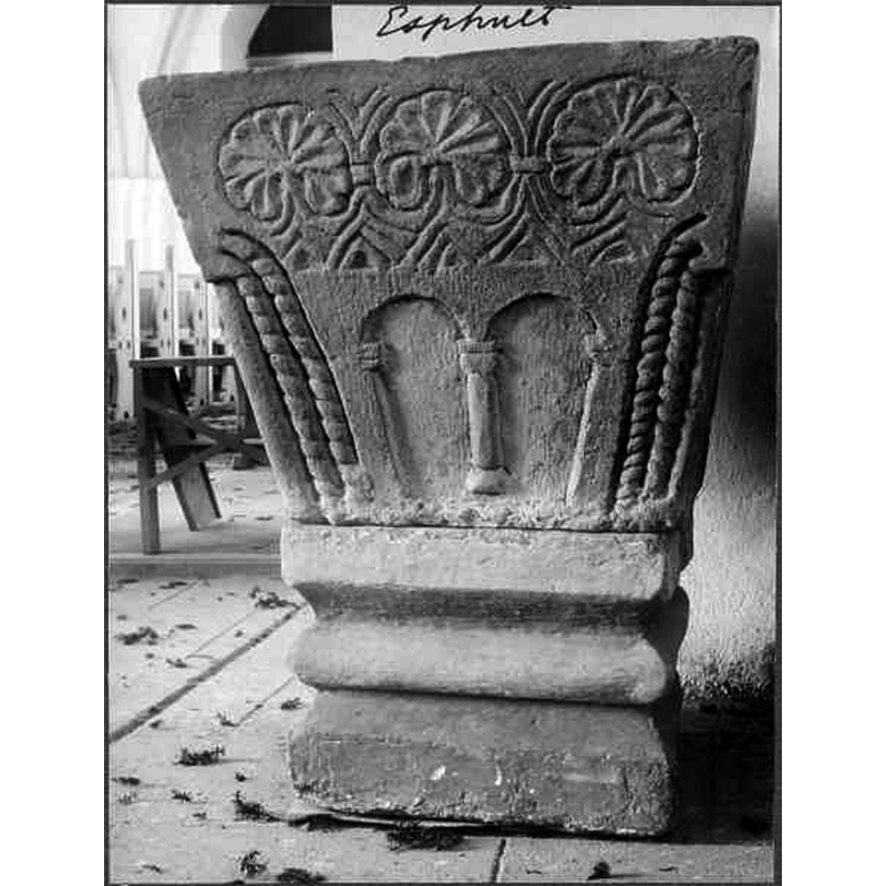 Source caption: "Äsphults kyrka. Dopfunt av sandsten, fyrkantig skål och fot. Medeltida."