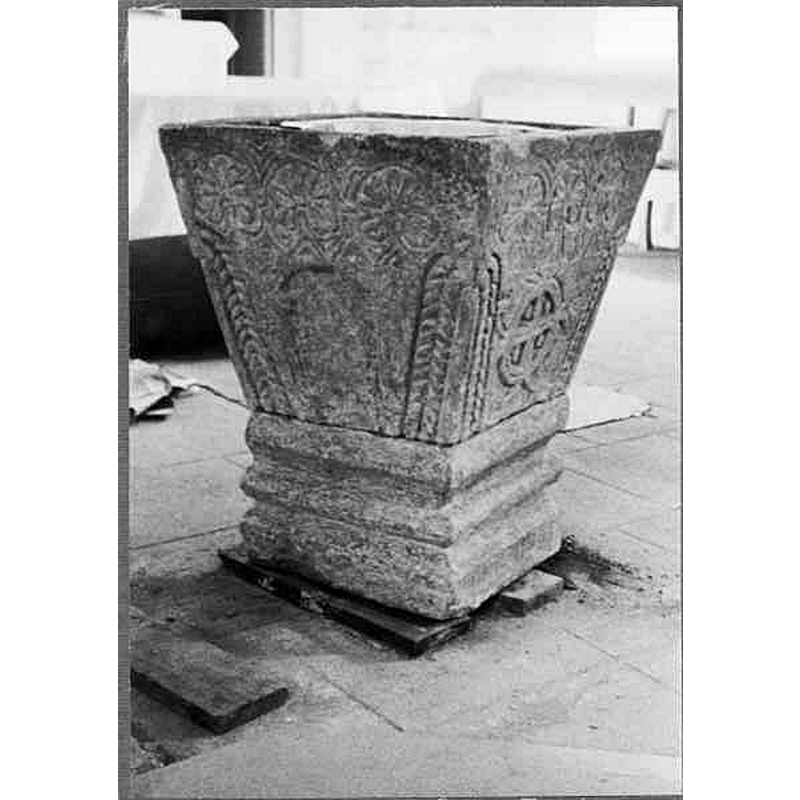 Source caption: "Äsphults kyrka. Dopfunt av sandsten, fyrkantig skål och fot. Medeltida."