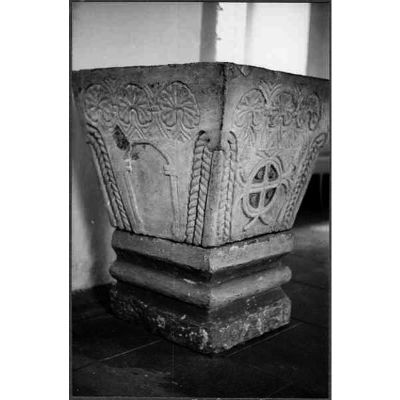 Source caption: "Äsphults kyrka. Dopfunt av sandsten, fyrkantig skål och fot. Medeltida."