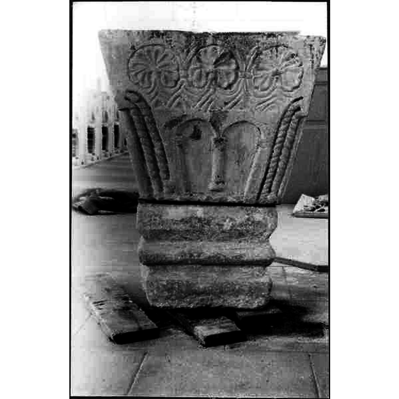 Source caption: "Äsphults kyrka. Dopfunt av sandsten, fyrkantig skål och fot. Medeltida."