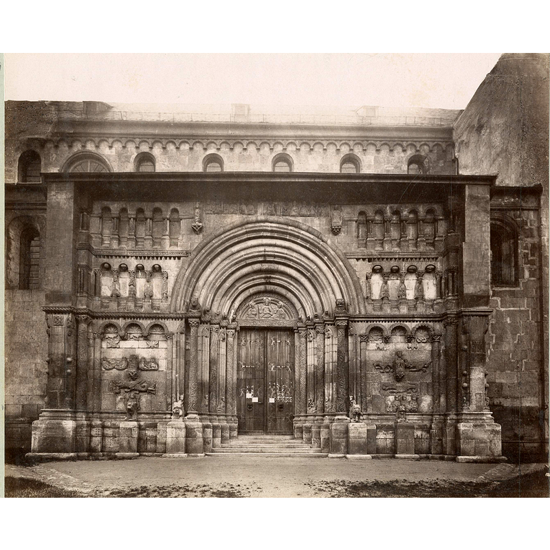 Source caption: "Portail Nord de l'abbaye Saint-Jacques de Ratisbonne" -- the portal shown in 1900; the glass enclosure would be added in 1999