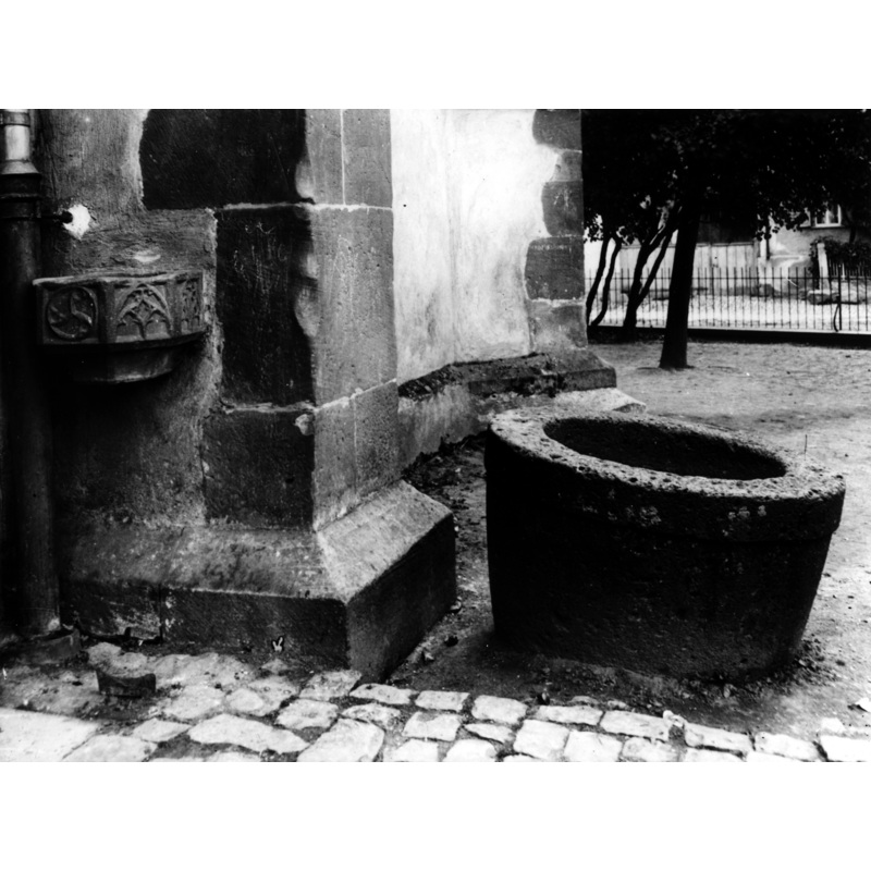 notice also the wall-mounted stoup on the left side of the image: late-Gothic?