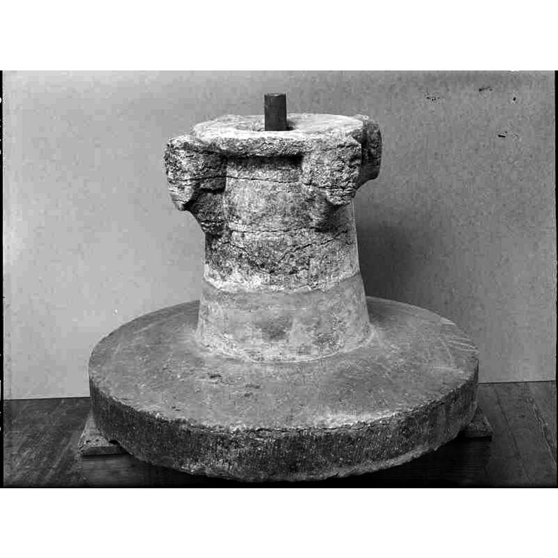 Source caption: "Dopfuntsfot, kalksten, tillverkad på Gotland, 1200-tal."