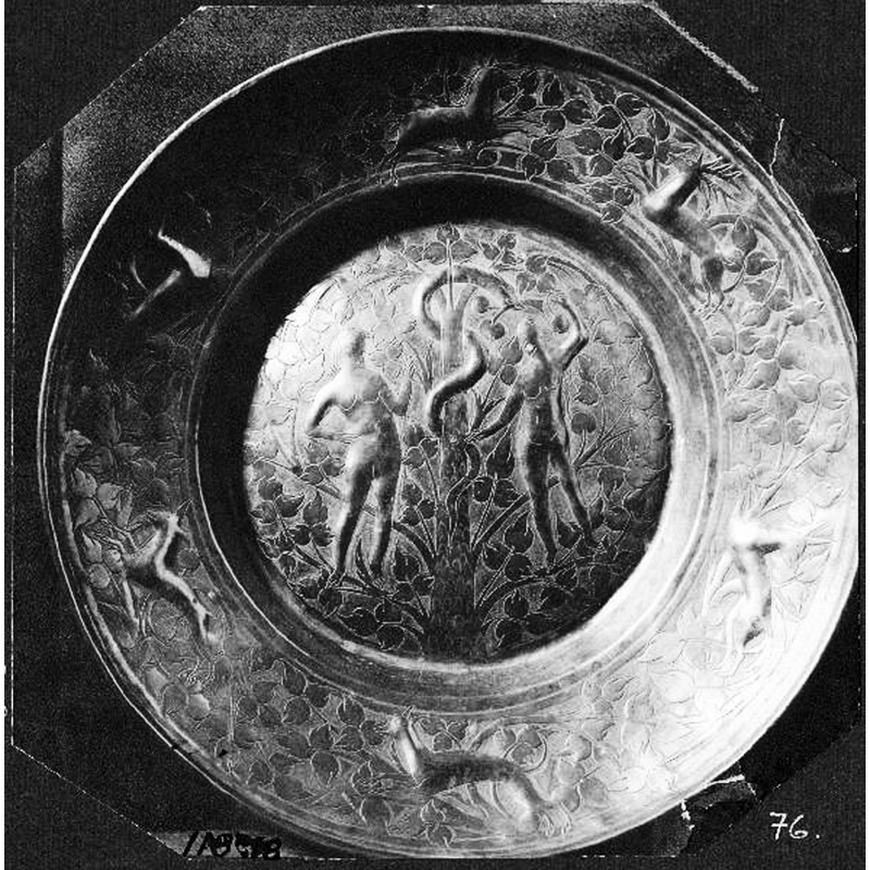 Source caption: "Brahekyrkan. Dopskål med syndafallsmotiv i botten, djur- och växtdekorationer runtom."