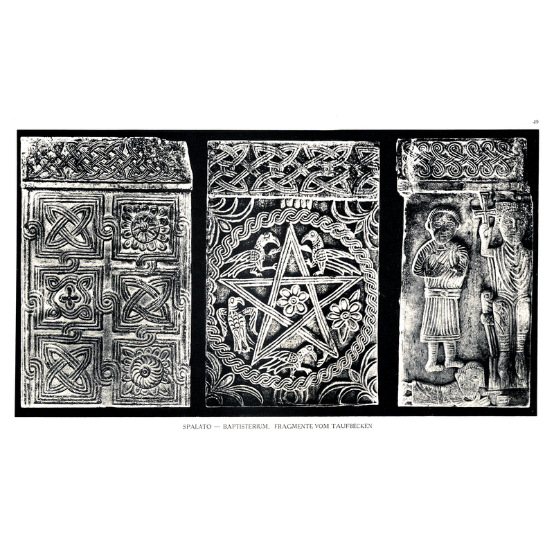Source caption: "Jupitertempel, Baptisterium -Fragmente vom Taufstein - Heliografie Kowalczyk 1909"