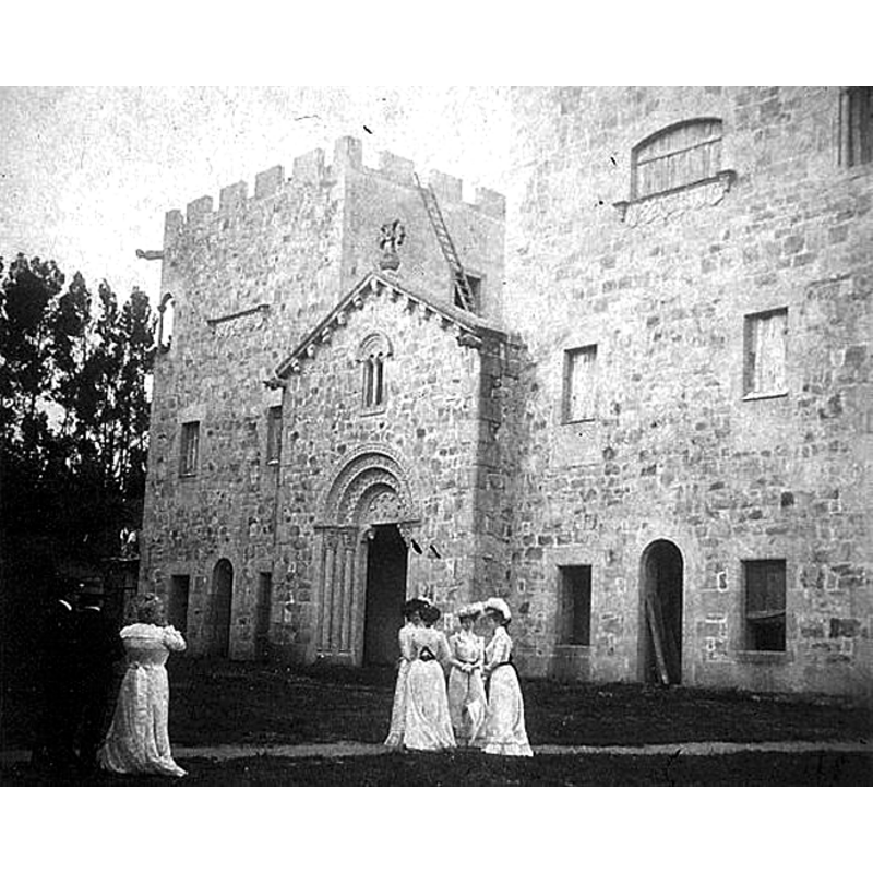 Source caption: "Emilia Pardo Bazán, de costas, ante as Torres de Meirás en construción. Date 	circa 1907"