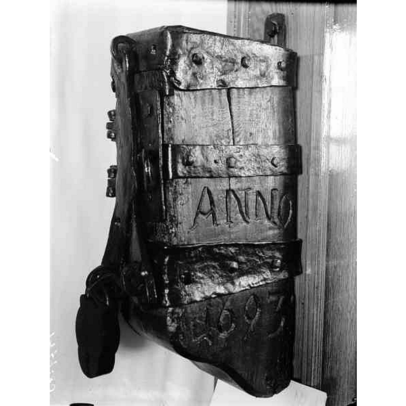 Source caption: "Fattigbössa av ek, hjärnbeslagen, med årtalet 1693 enligt inskrift. Snabbinv."