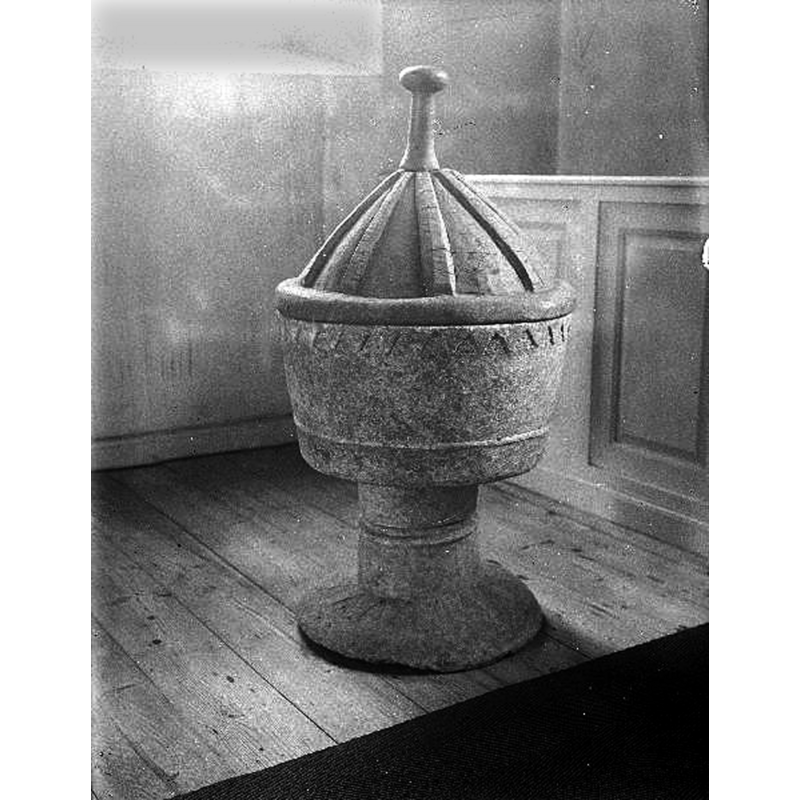 Source caption: "Dopfunt, av täljsten, från 1100- eller 1200-talet, med dopfuntslock av ek. Snabbinv."