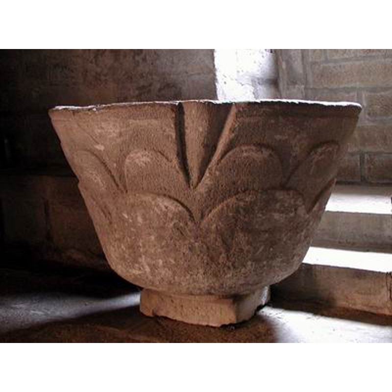 several large ones, like artichoke leaves, all around the basin exterior