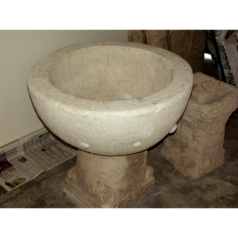 NB: unknown object standing near the font