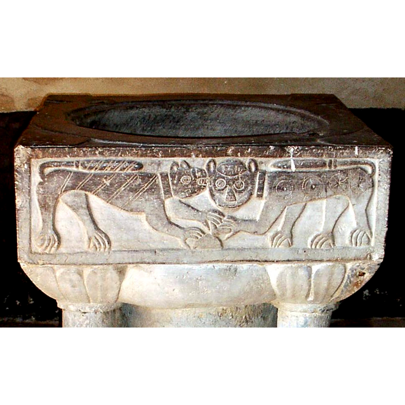 the lion on the left looks at the lion on the right; the latter faces the viewer (the lion on the right could be described as being in a 'passant regardant' posture
