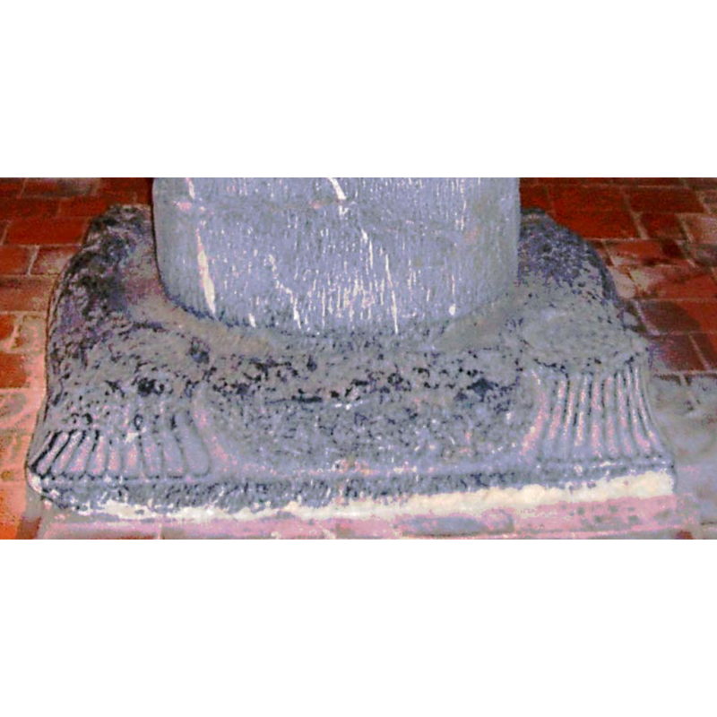 at the angles of the lower base, similar to the motif on the capitals of the missing colonnettes on the underbowl -