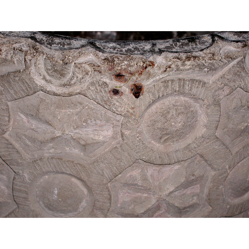 many of them (crosses of X-shaped motifs), inserted in the trellis pattern
