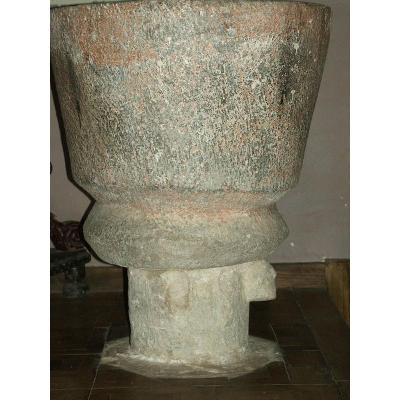 thick moulding in the manner of the centre ring of other font designs although, in this case, the moulding is part of the basin
