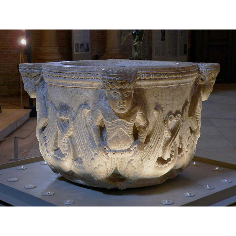 a set of mouldings decorating the upper basin side and lip