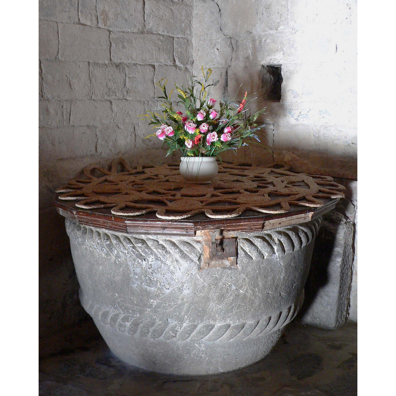 the side lock for the cover of these tub fonts is typical on both sides of the Catalan Pyrénées