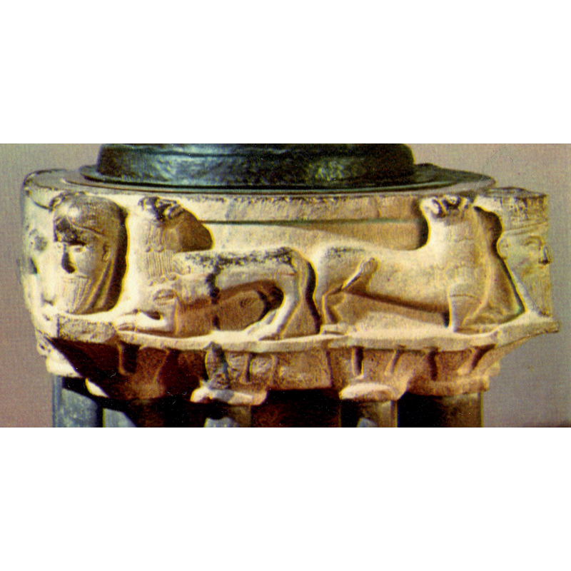 on each side of the basin, a lion on the left, a lioness on the right; the backs of their turned heads are next to the human heads at the corners