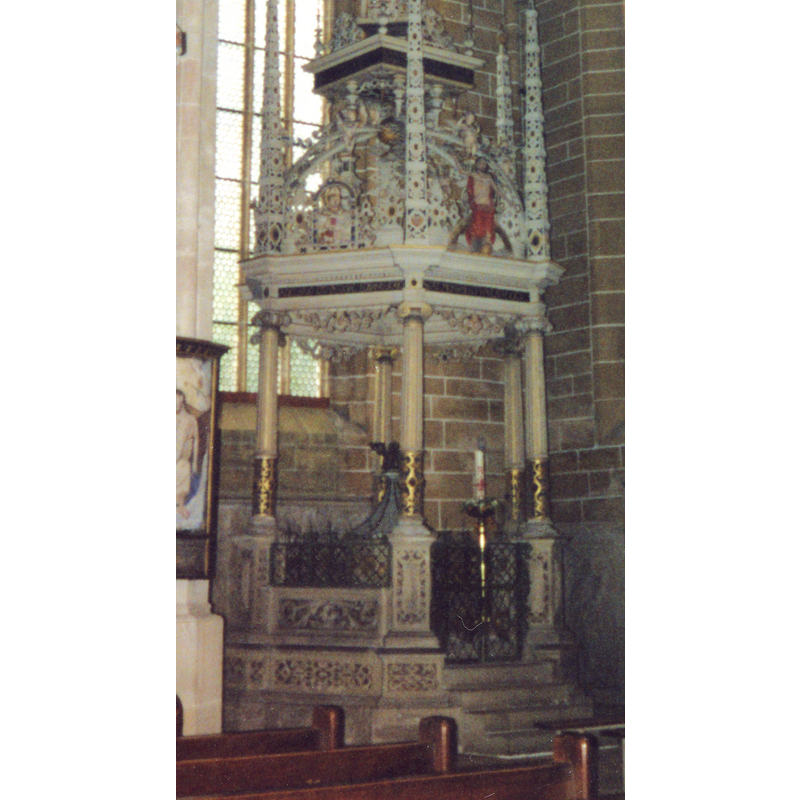 lower part with columns and cuppola