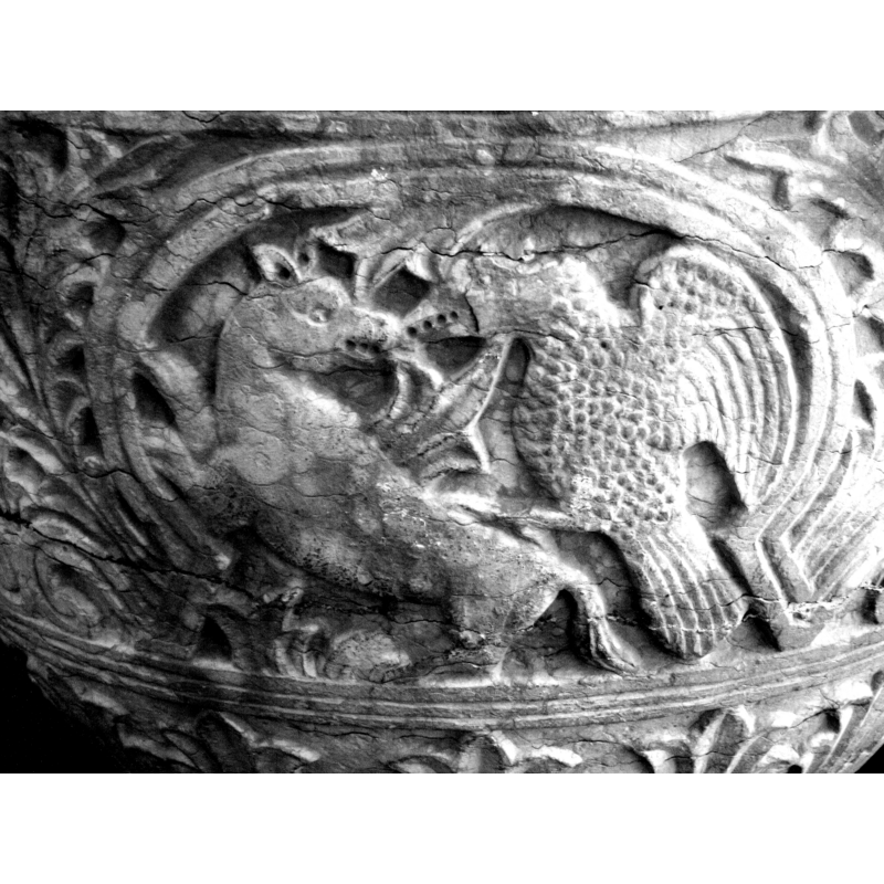 zoomachia scene: lion or dog attacked by eagle (?) or other bird of prey (?): the bird's beak appears to have teeth