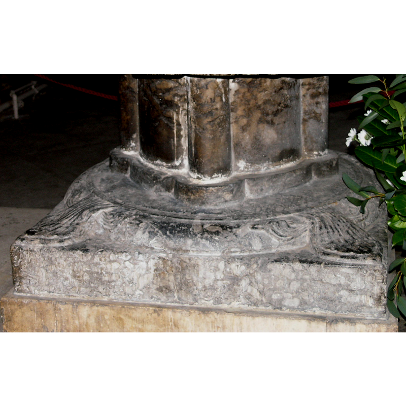 a round moulding decorated with foliage and vegetal spurs