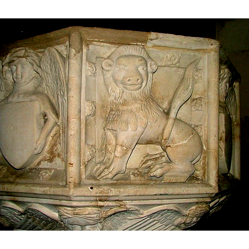 alternating with four sedente-regardant lions