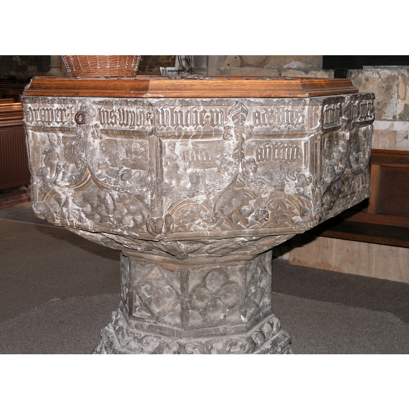 a motif at each of the angles of the lower basin side